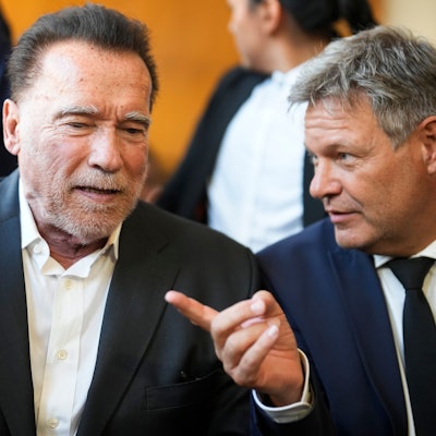 Der ehemalige kalifornische Gouverneur und Schauspieler Arnold Schwarzenegger bei der Feier zur Verleihung der Ehrendoktorwürde mit dem deutschen Wirtschaftsminister Robert Habeck.