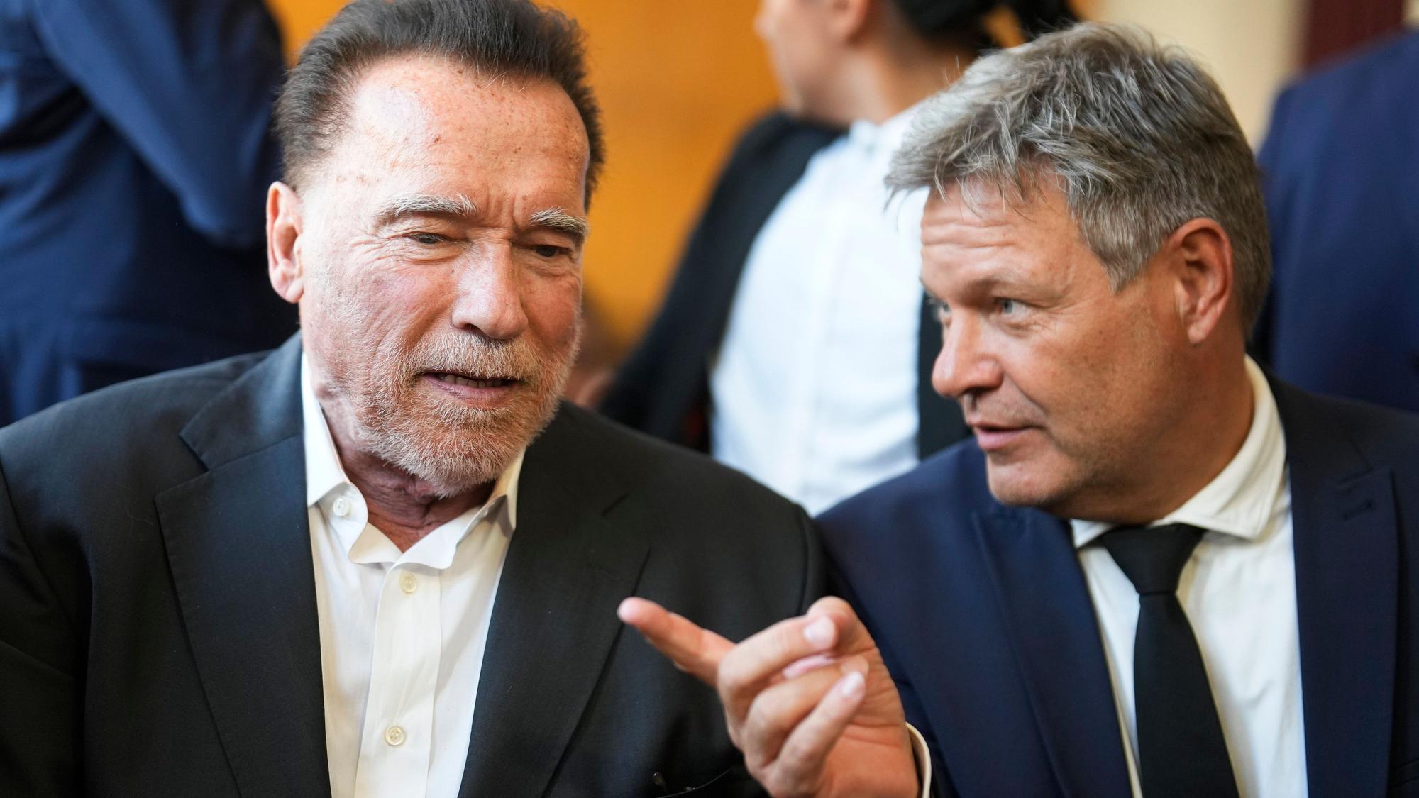 Der ehemalige kalifornische Gouverneur und Schauspieler Arnold Schwarzenegger bei der Feier zur Verleihung der Ehrendoktorwürde mit dem deutschen Wirtschaftsminister Robert Habeck.