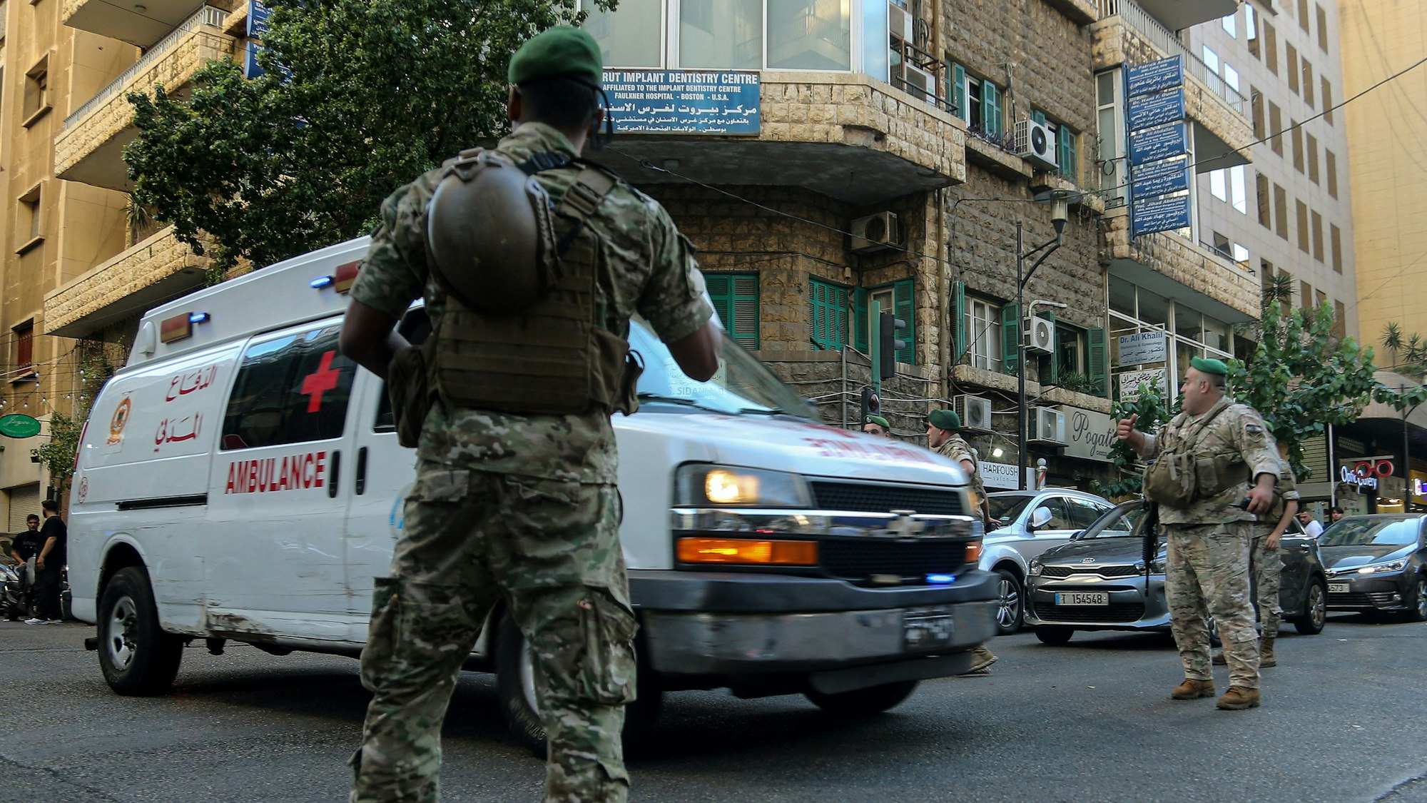 Bei erneuten Explosionen zahlreicher elektronischer Geräte sind im Libanon nach Behördenangaben mindestens 450 Menschen verletzt worden.