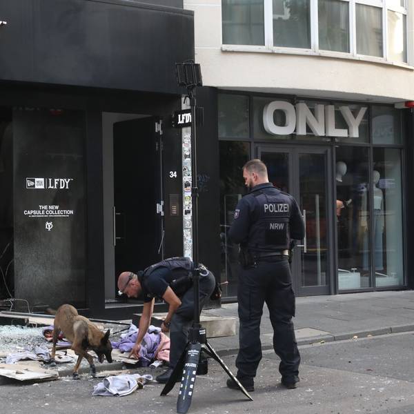 Spurensicherung von dem Bekleidungsgeschäft LFDY auf der Kölner Ehrenstraße. Hier ist am frühen Mittwochmorgen (18. September) ein Sprengsatz explodiert.