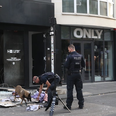Spurensicherung von dem Bekleidungsgeschäft LFDY auf der Kölner Ehrenstraße. Hier ist am frühen Mittwochmorgen (18. September) ein Sprengsatz explodiert.