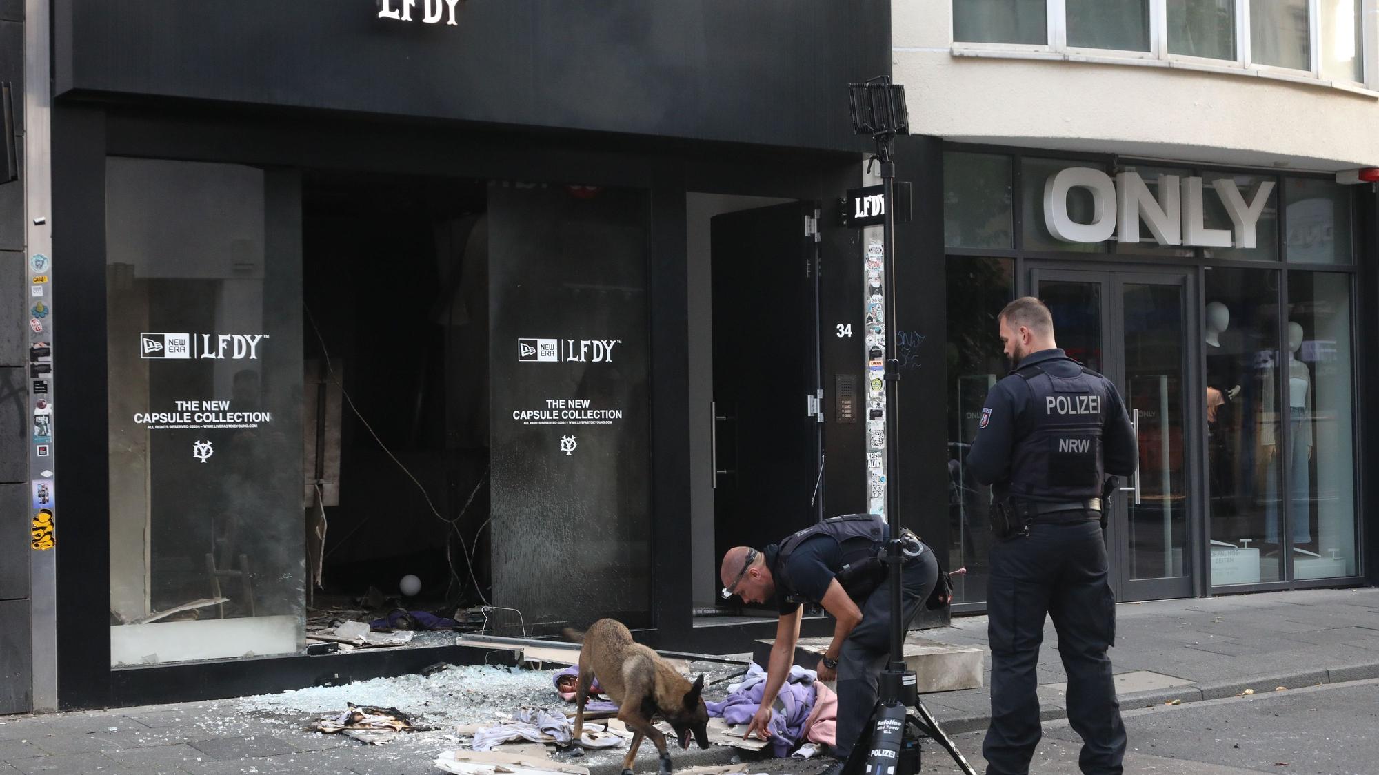 Am Mittwochmorgen hat ein Unbekannter in der Kölner Ehrenstraße einen Brandanschlag verübt.