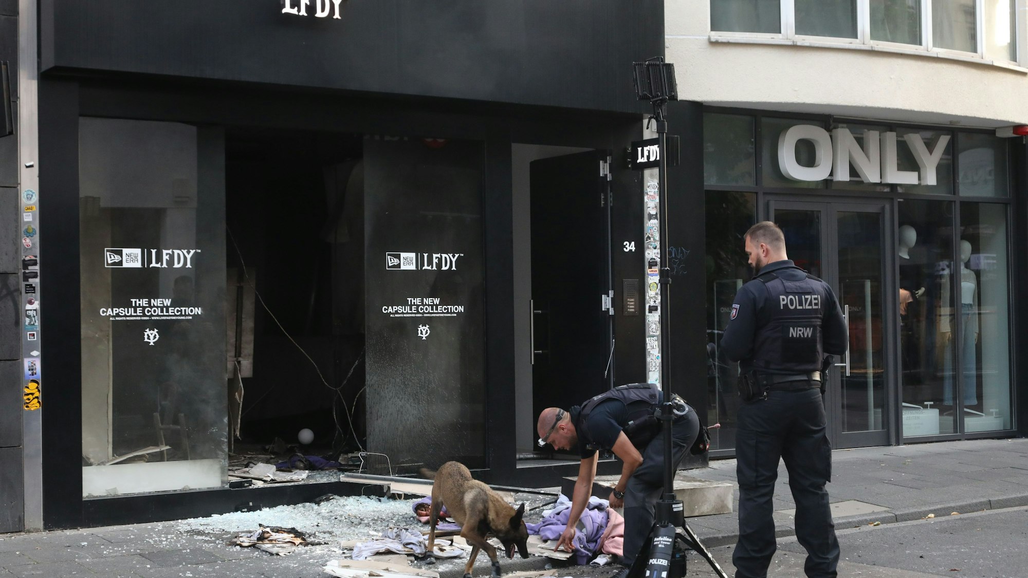 Am Mittwochmorgen hat ein Unbekannter in der Kölner Ehrenstraße einen Brandanschlag verübt.