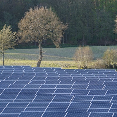 Photovoltaik-Anlagen in einem Solarpark neben der Autobahn A 7 in Schleswig-Holstein.