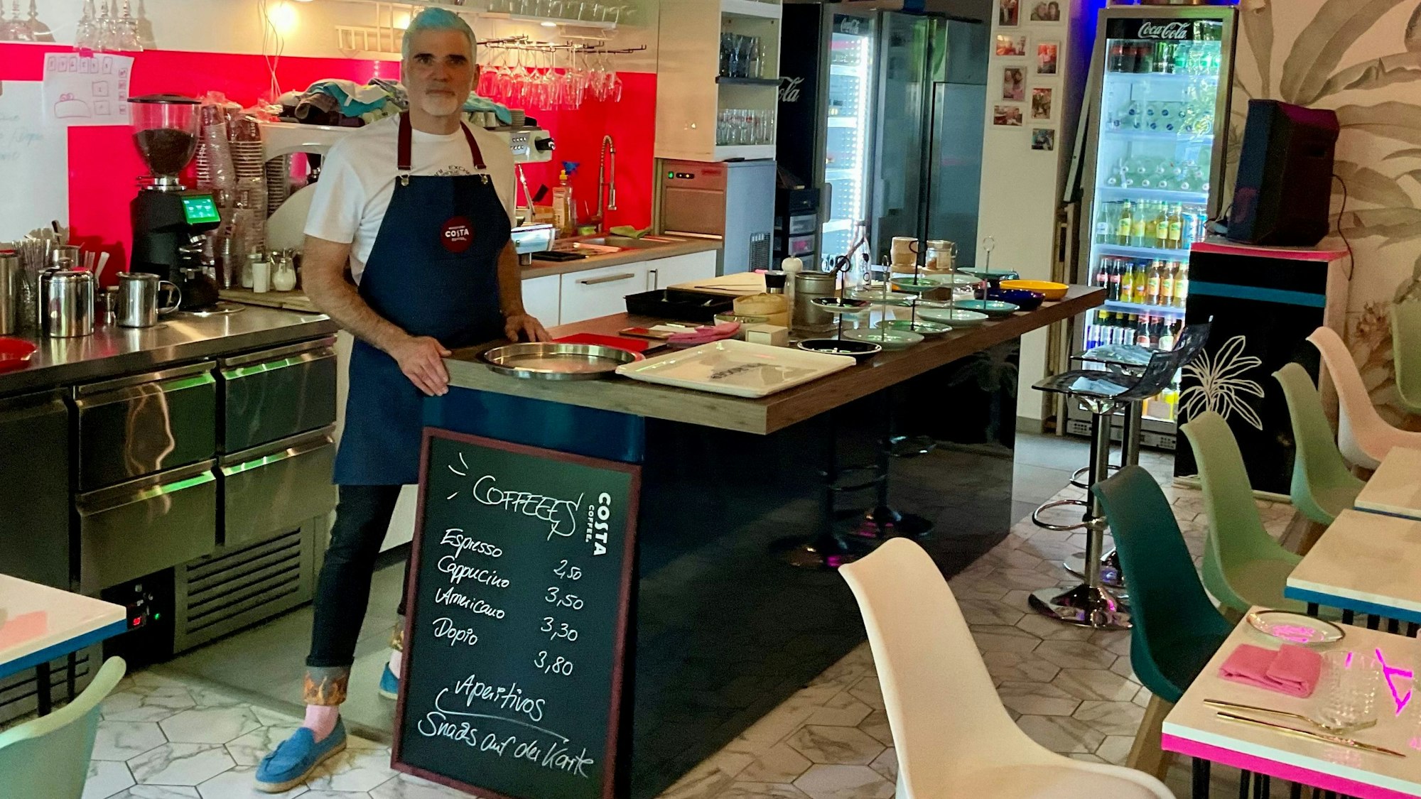 Zu sehen ist Cristiano Rienzner in seinem neuen Lokal.