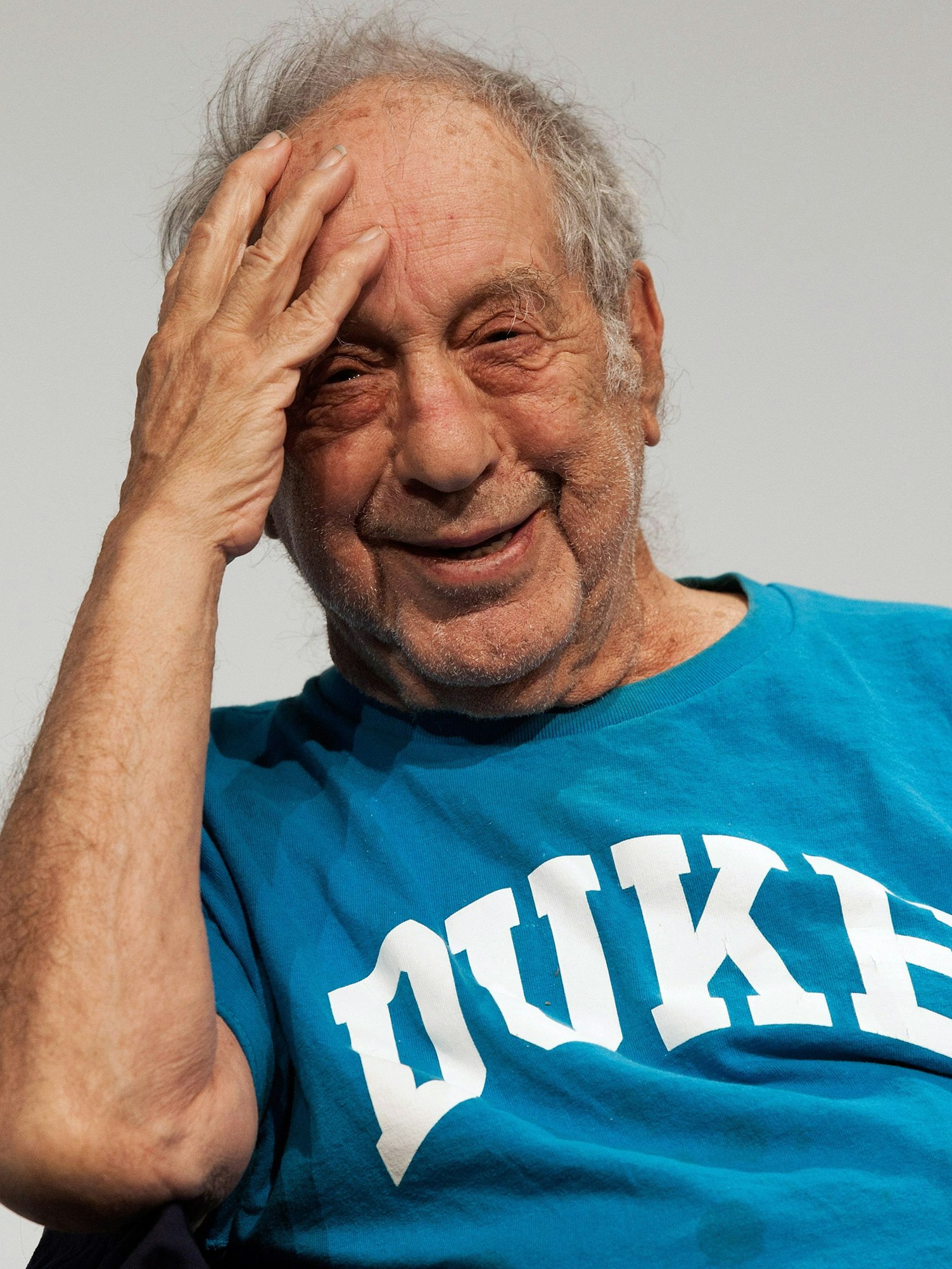 Fotograf Robert Frank lächelt auf einer Pressekonferenz