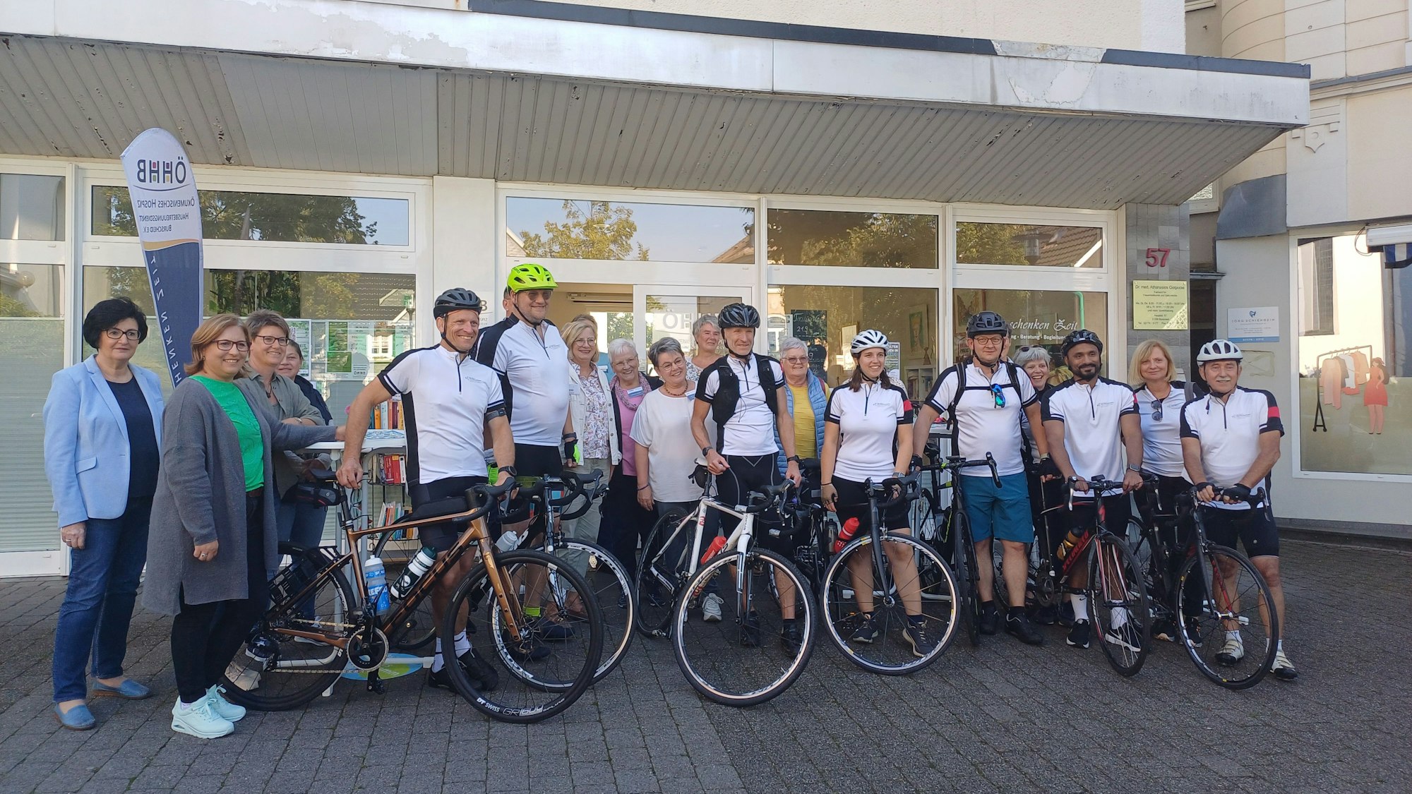 Die Mitarbeitenden von ÖHHB, Domo Vita und Stadt empfingen die Radfahrenden.