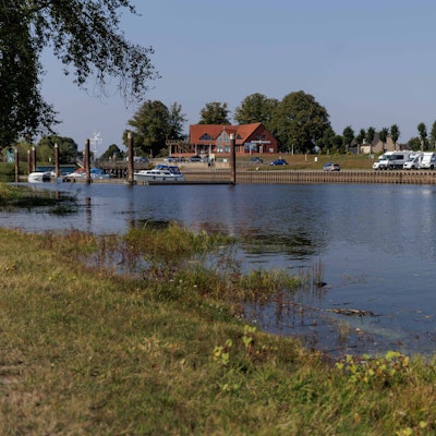 18.09.2024, Brandenburg, Wittenberge: Wohnmobile stehen auf dem Wohnmobilstellplatz am Nedwighafen an der Elbe. Foto: Carsten Koall/dpa +++ dpa-Bildfunk +++