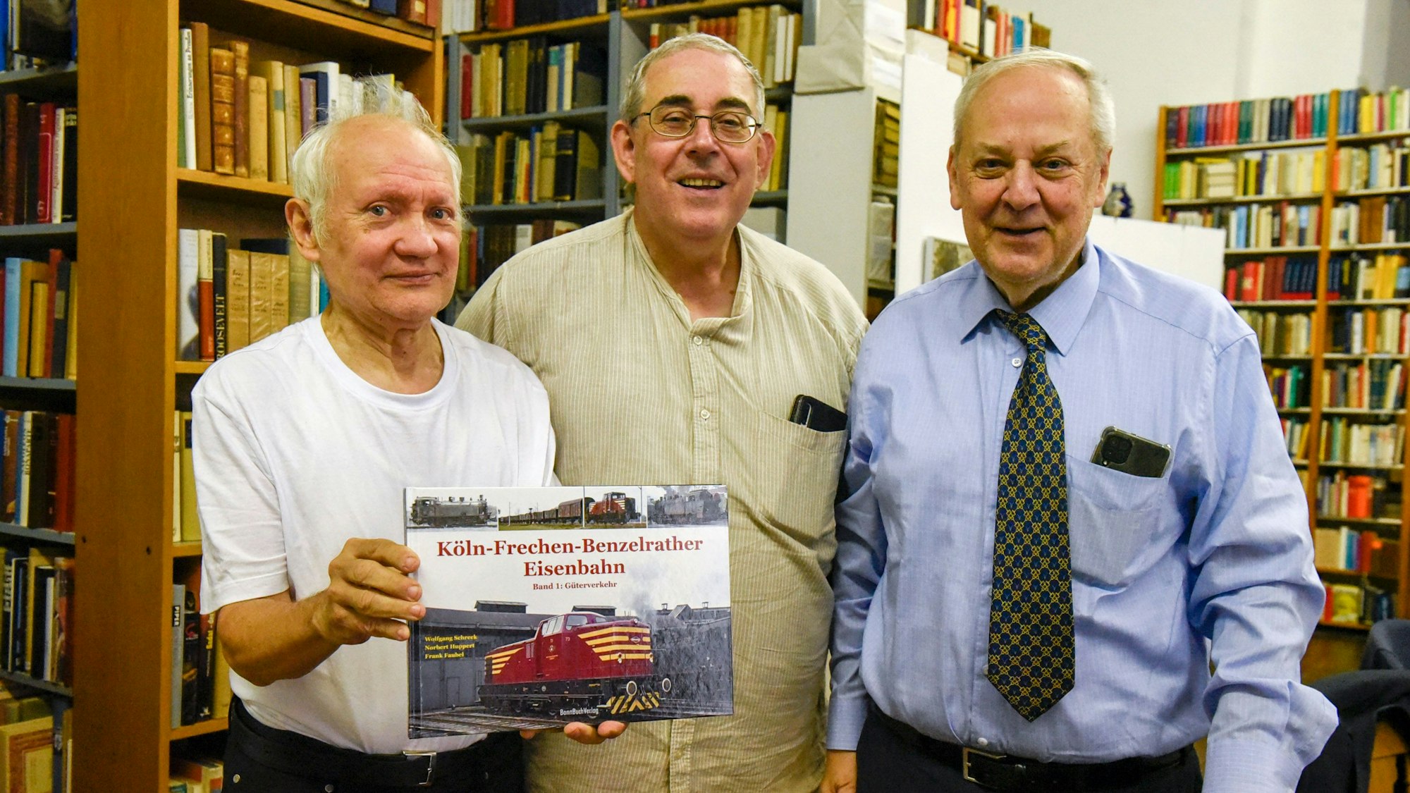 Auf dem Bild sind die drei Autoren mit ihrem Buch zu sehen