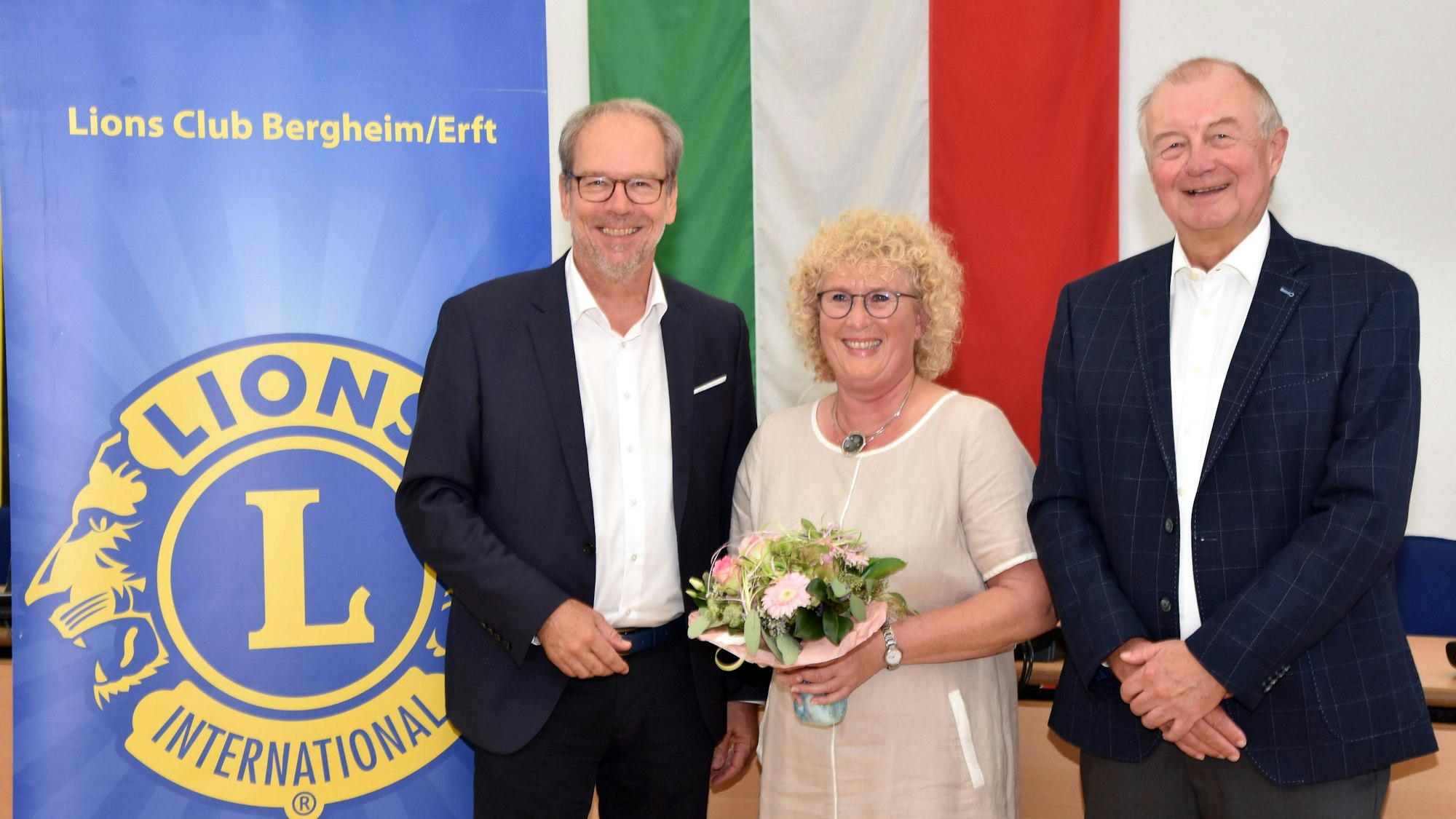 Das Bild zeigt Eveline Hennemann, die von Lions-Vertreter Detlev Neuhaus, den Löwenpreis des Lions-Clubs Bergheim erhielt. Auch Bürgermeister Volker Mießeler dankte ihr für ihr ehrenamtliches Engagement.