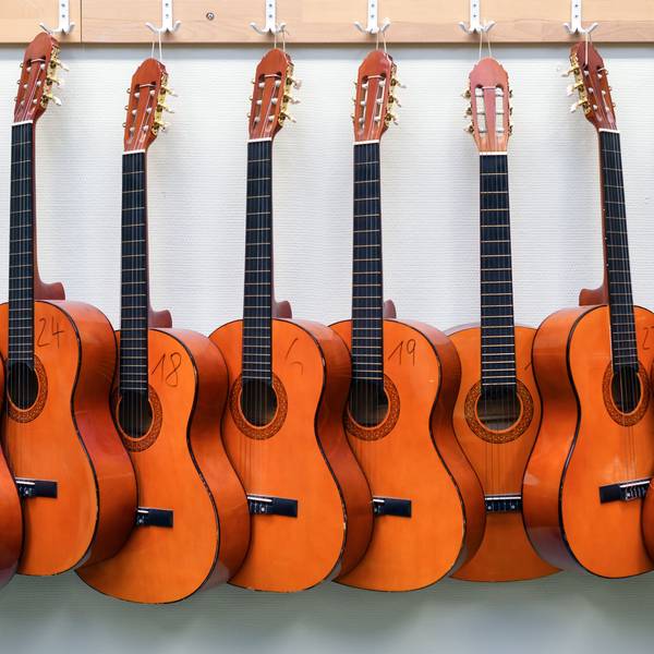 An einer Wand hängen Gitarren.