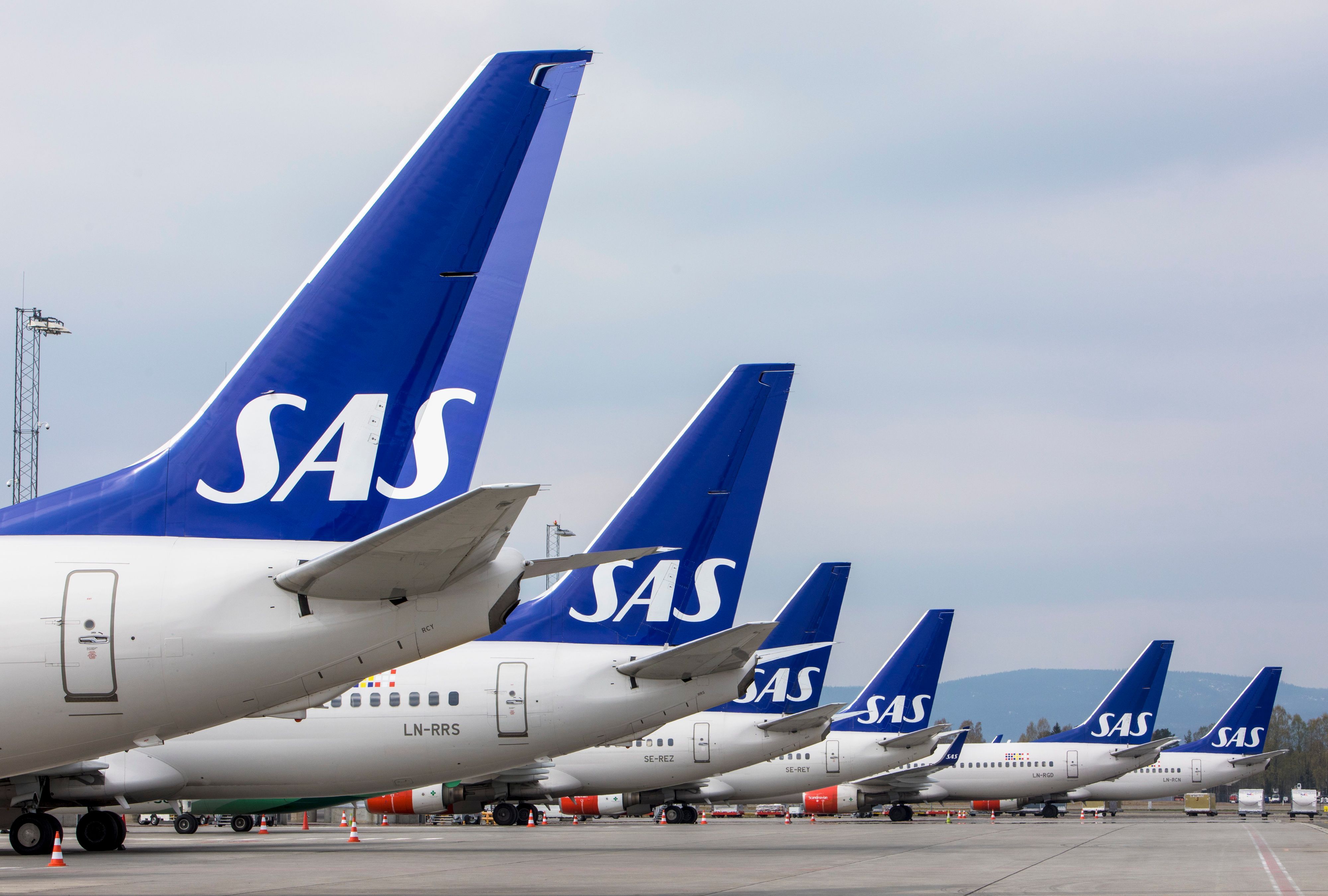 Flugzeuge der skandinavischen Fluggesellschaft SAS stehen am Terminal des Osloer Flughafens Gardermoen.