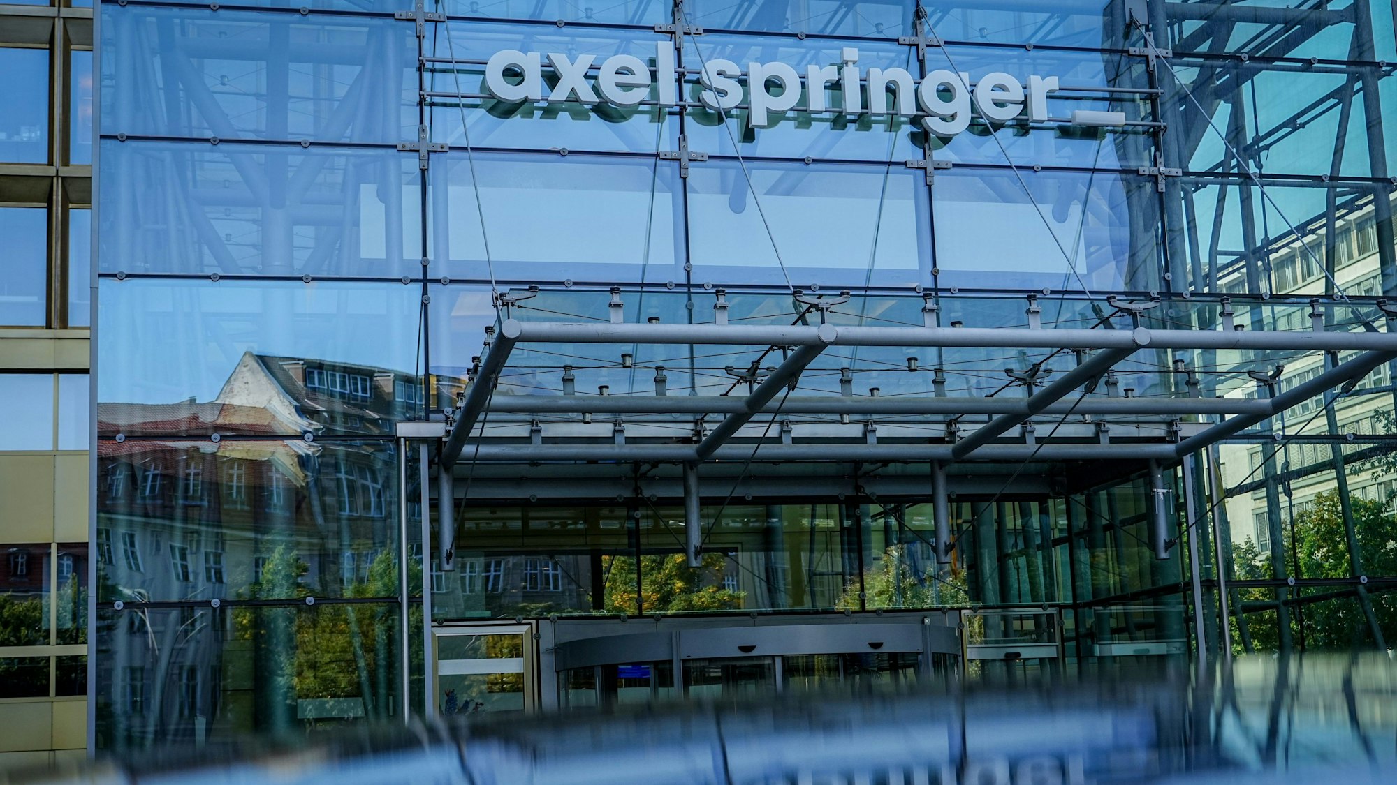 „Axel Springer“ ist über dem Eingang des Axel-Springer-Hochhauses zu lesen.