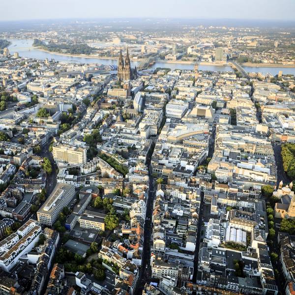 Ein Blick von oben auf den Kölner Dom, den Rhein und den Kölner Brücken.