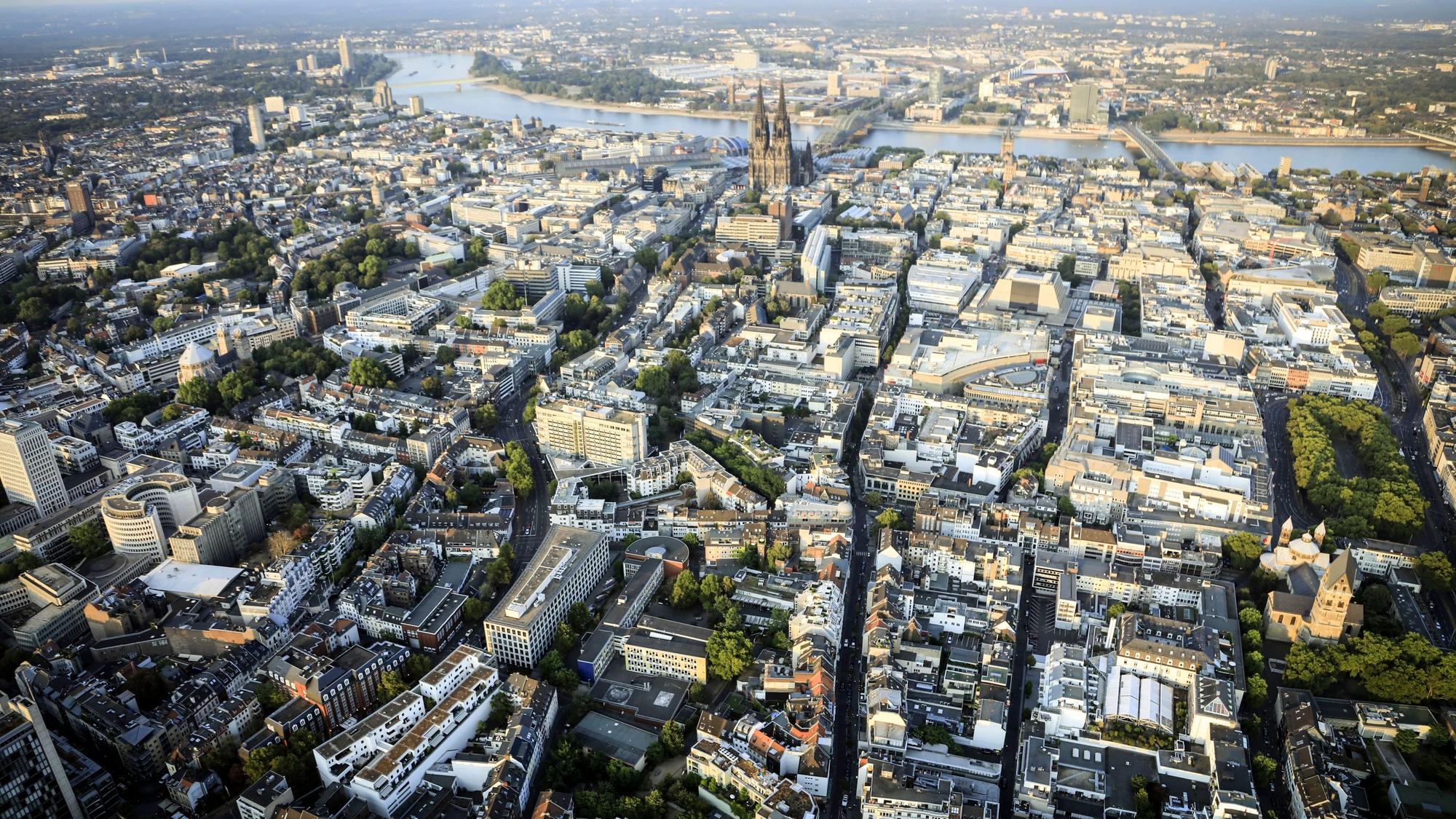 Ein Blick von oben auf den Kölner Dom, den Rhein und den Kölner Brücken.