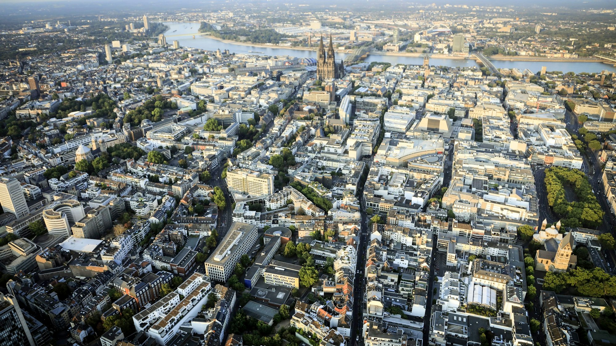 Ein Blick von oben auf den Kölner Dom, den Rhein und den Kölner Brücken.