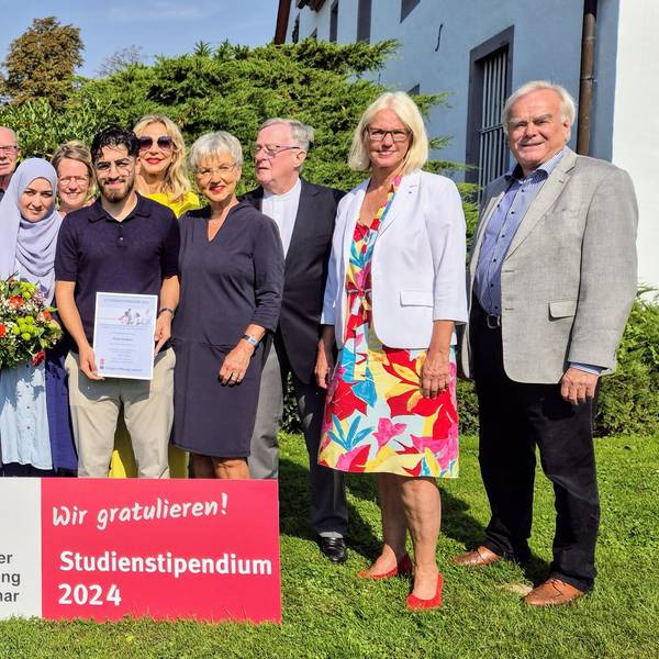 Eine Gruppe von Menschen auf einer Wiese