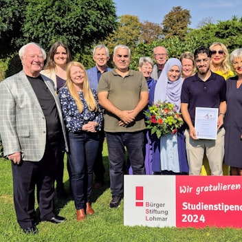 Eine Gruppe von Menschen auf einer Wiese