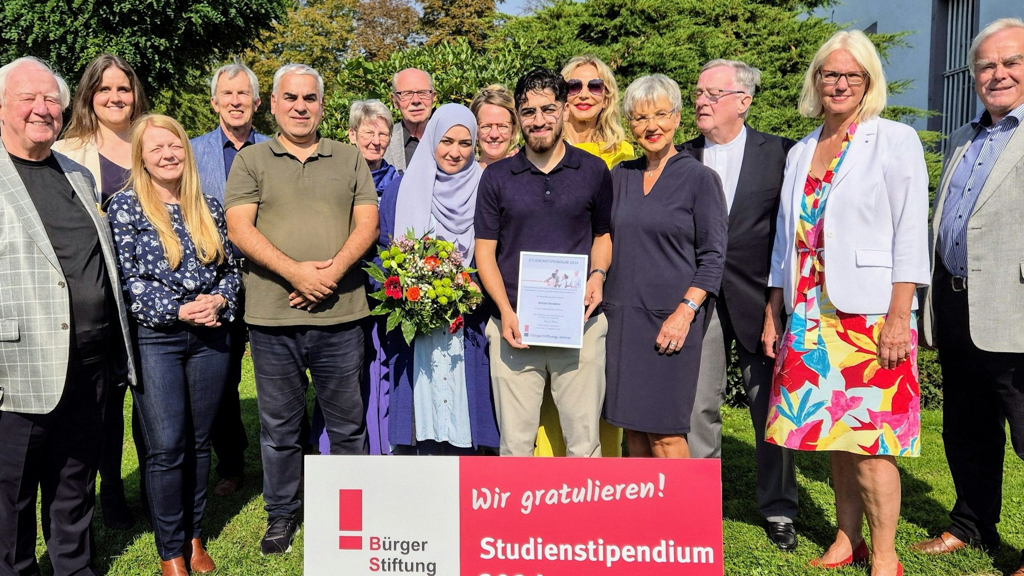 Eine Gruppe von Menschen auf einer Wiese