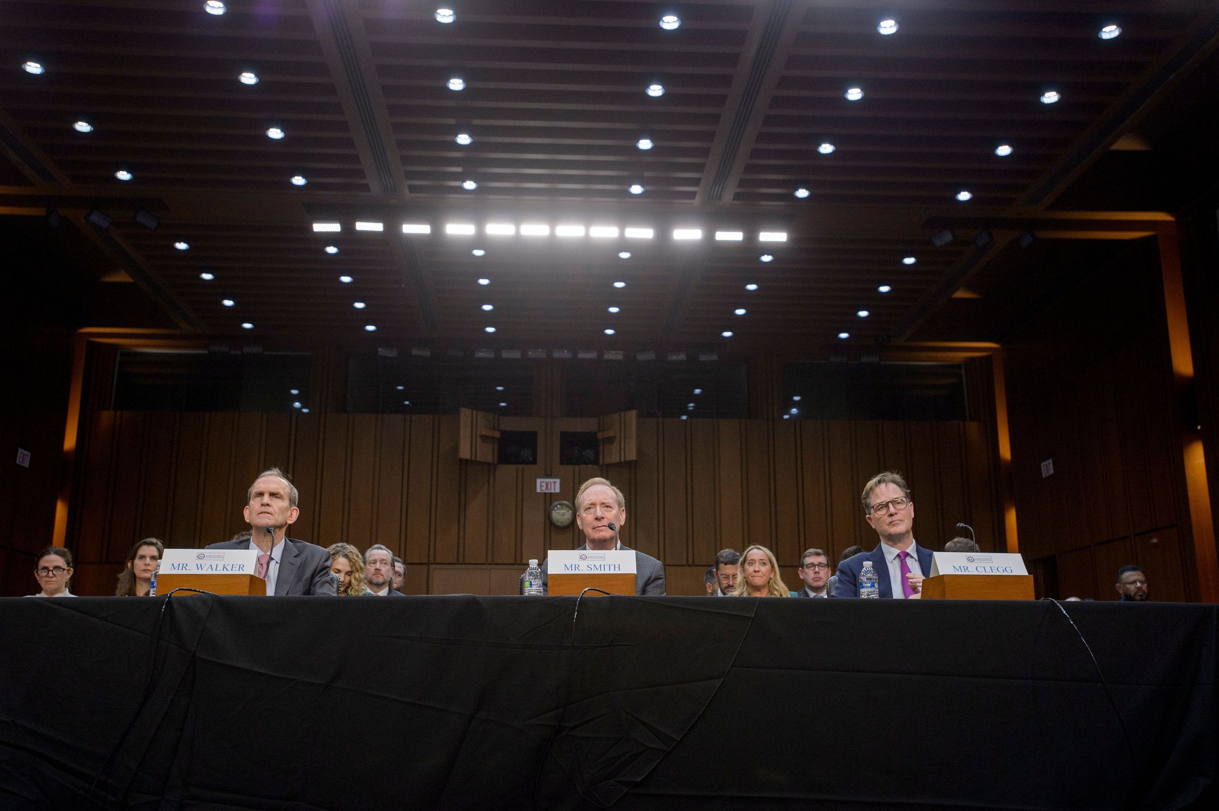 Alphabet President und Chief Legal Officer Kent Walker (l), Microsoft Vice Chair und President Brad Smith (M), und Meta President of Global Affairs Nick Clegg, bei einer Anhörung des Senate Select Committee on Intelligence in Washington am 18. September 2024