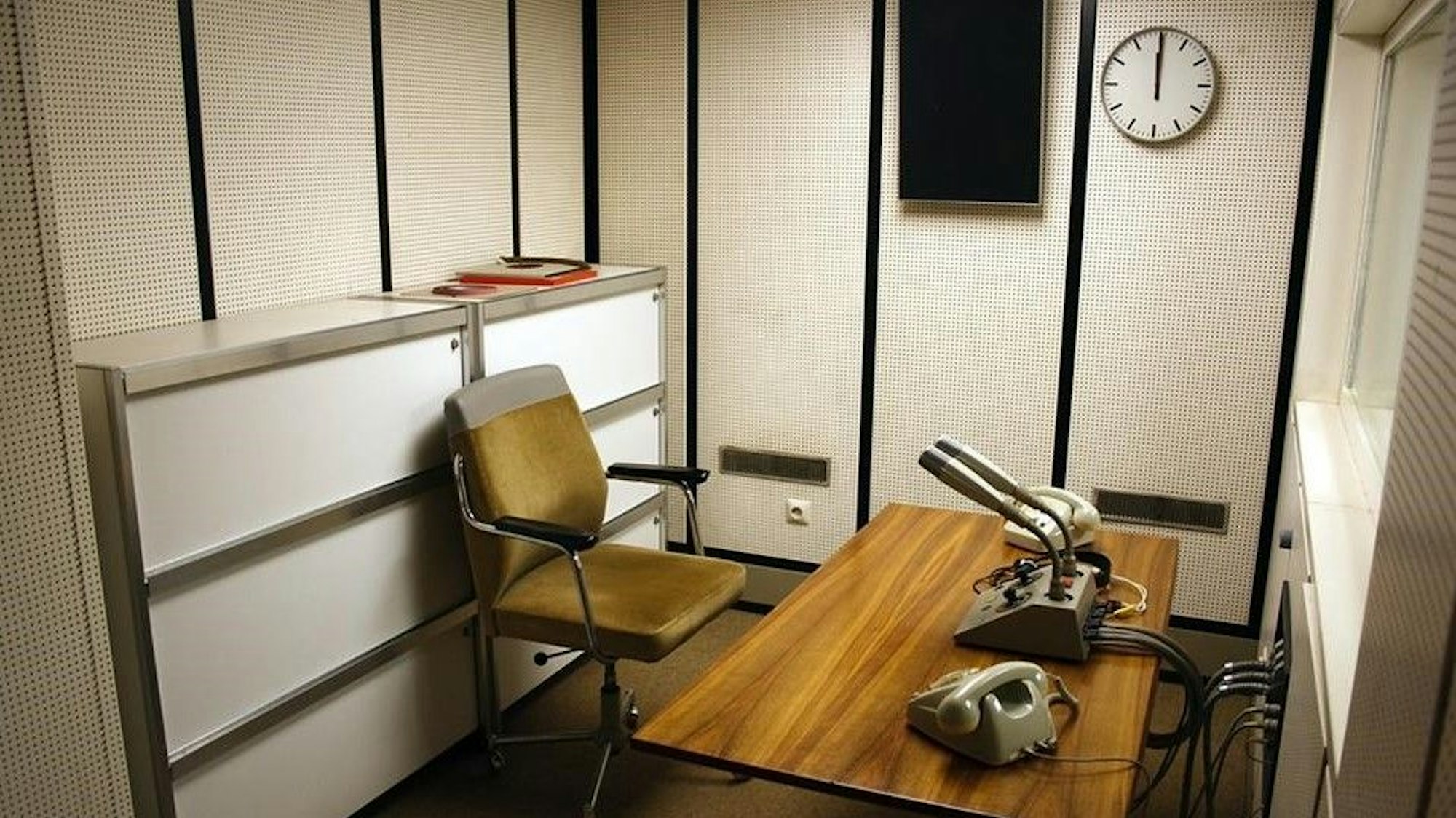 Das für Radiosendungen eingerichtete Tonstudio im früheren Atombunker. Die auf der Uhr eingestellte Zeit dürfte kein Zufall sein.