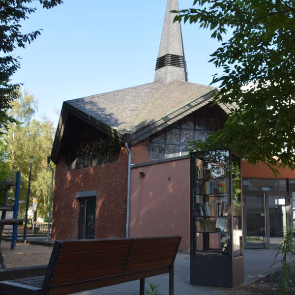 Zu sehen ist der neue Bücherschrank, der vor der ehemaligen Klosterkapelle an der Holsteinstraße in Köln-Mülheim steht.