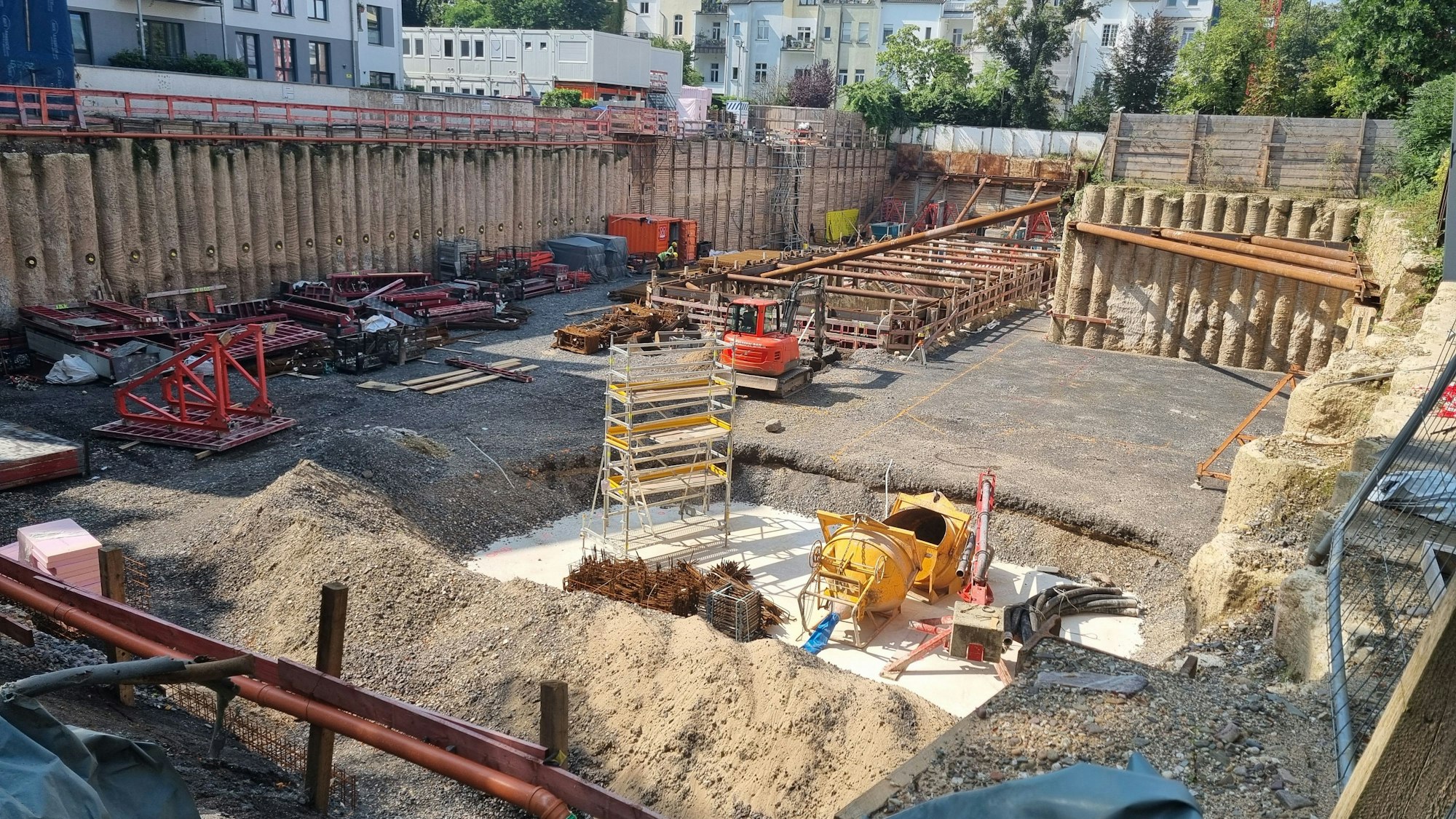 Blick von der Lennéstraße in die Baugrube.