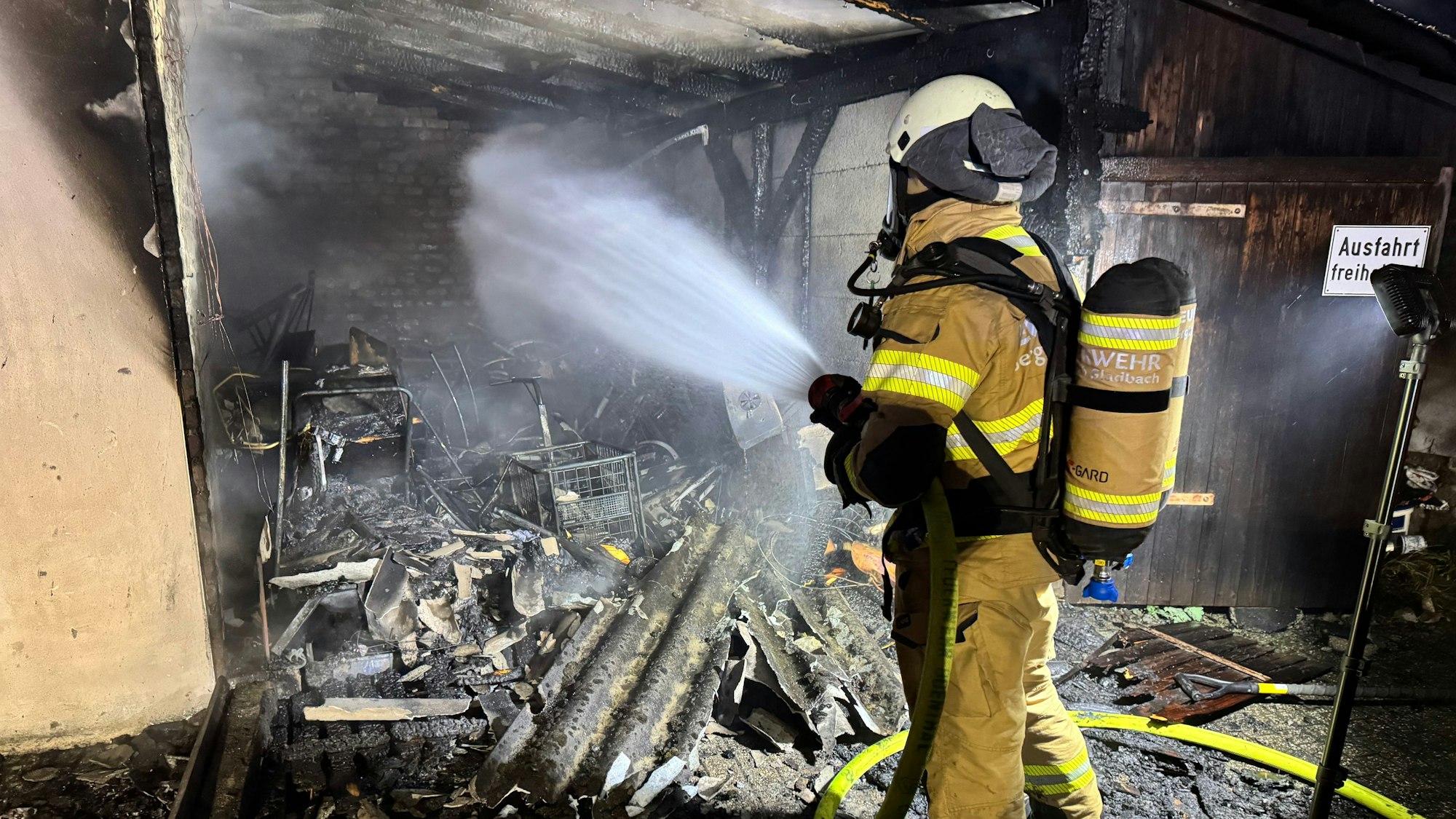Ein Schuppen brannte in der Gladbacher Innenstadt aus und sorgte für einen Großeinsatz.
