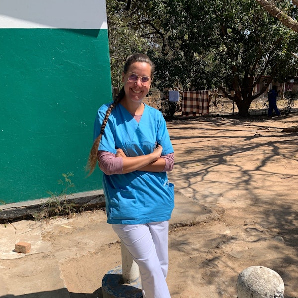 Fiona Dannbeck absolvierte erst eine Ausbildung beim Rettungsdienst, bevor sie einen Platz zum Medizinstudium bekam.