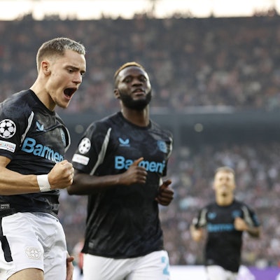 Florian Wirtz (.) und Victor Boniface jubeln bei Bayers Rückkehr in der Champions League gegen Feynoord Rotterdam.
