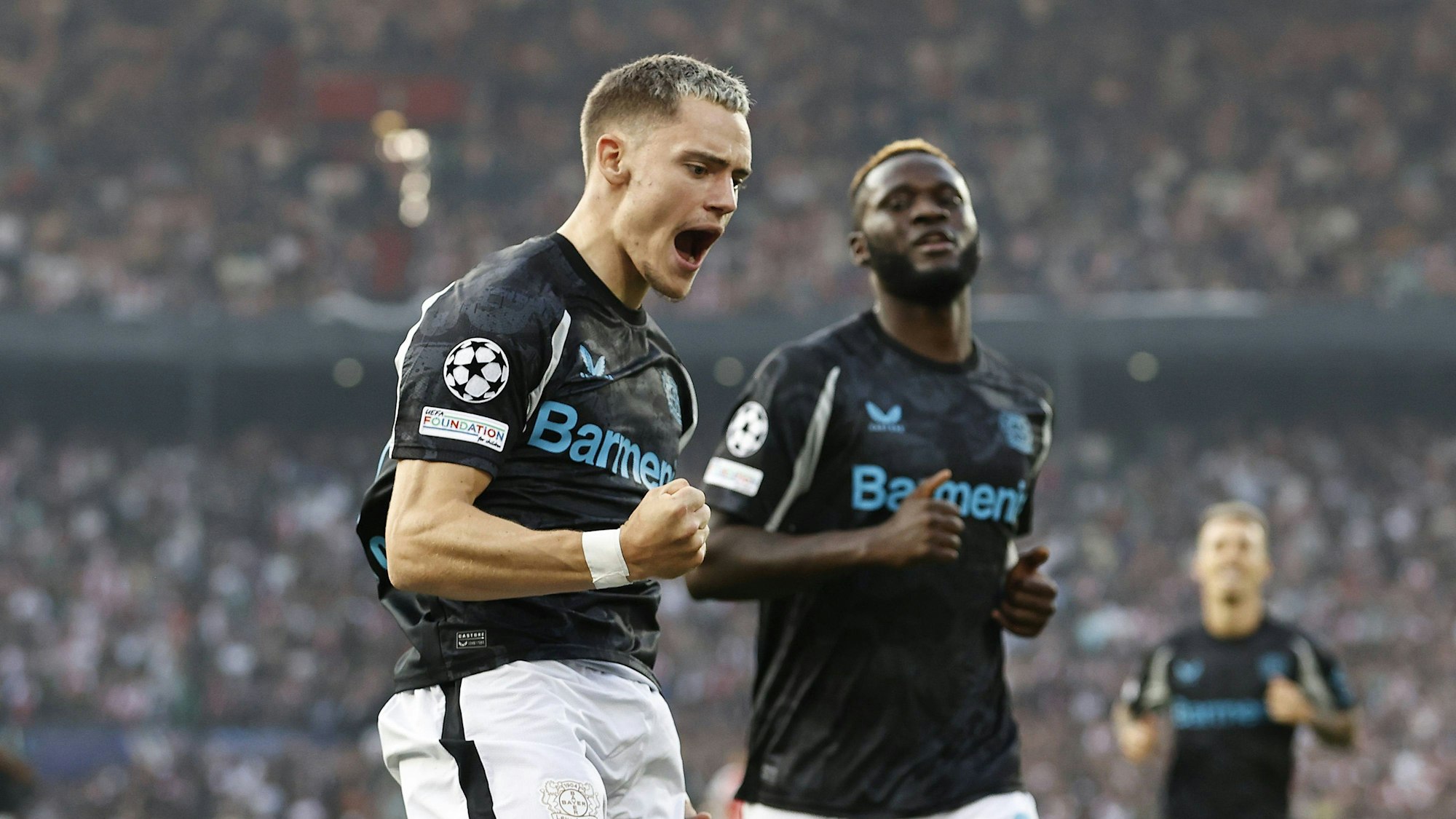 Florian Wirtz (.) und Victor Boniface jubeln bei Bayers Rückkehr in der Champions League gegen Feynoord Rotterdam.
