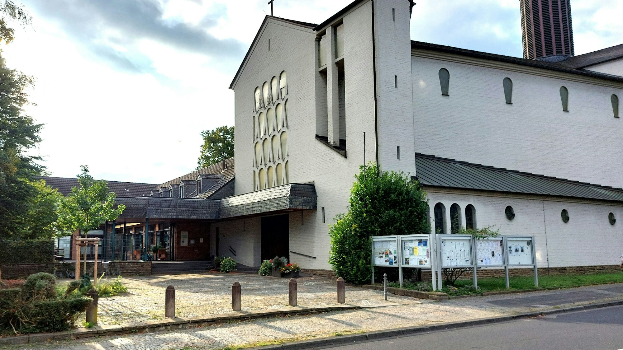 Zu sehen ist die Kirche St. Johann Baptist in Köln-Höhenhaus.