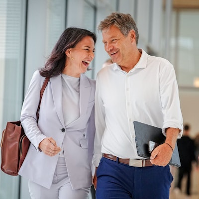 dpatopbilder - 09.09.2024, Berlin: Annalena Baerbock (Bündnis 90/Die Grünen), Außenministerin, und Robert Habeck (Bündnis 90/Die Grünen), Bundesminister für Wirtschaft und Klimaschutz, kommen zur Fraktionssitzung der Partei. Foto: Kay Nietfeld/dpa +++ dpa-Bildfunk +++