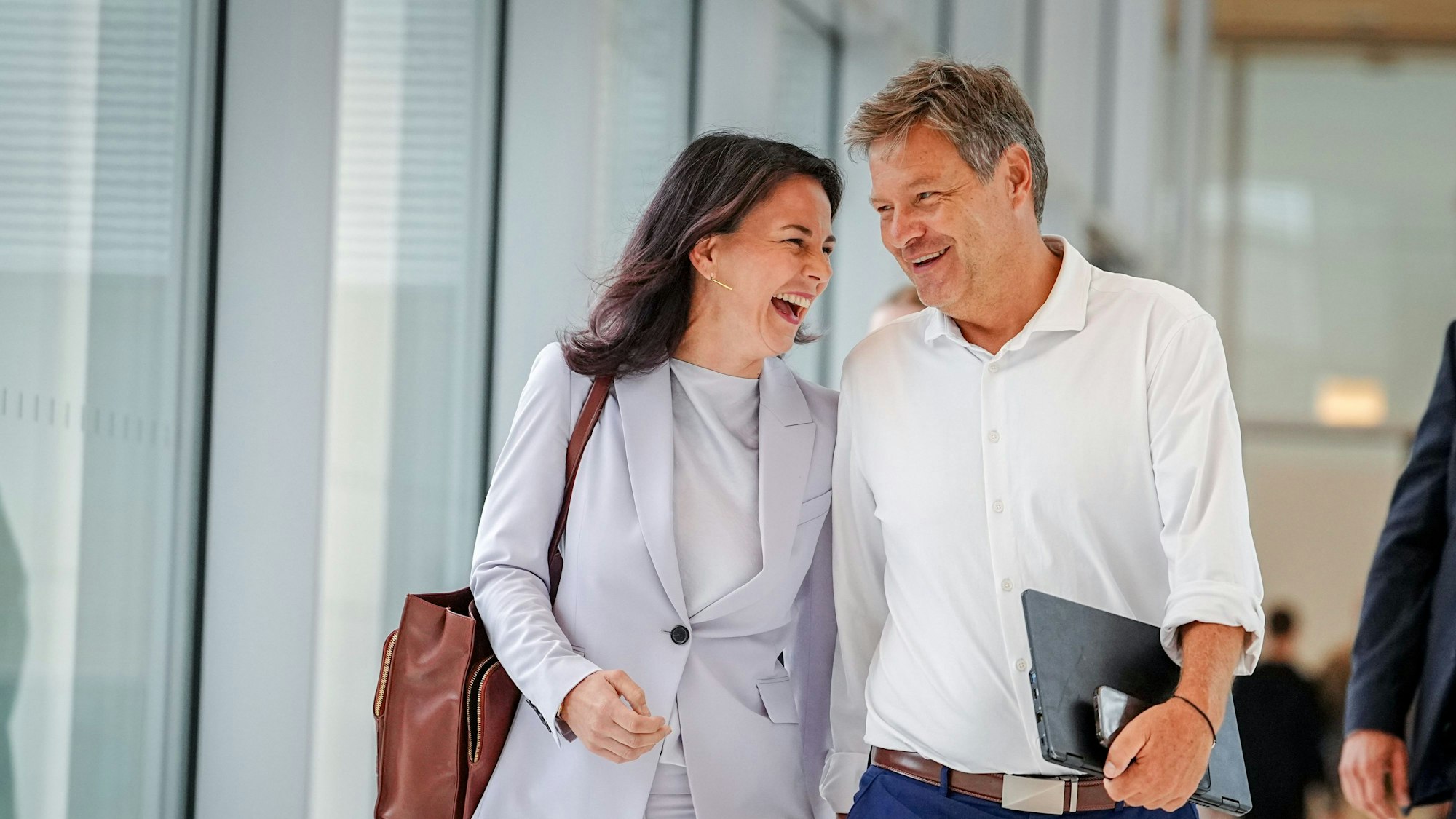 dpatopbilder - 09.09.2024, Berlin: Annalena Baerbock (Bündnis 90/Die Grünen), Außenministerin, und Robert Habeck (Bündnis 90/Die Grünen), Bundesminister für Wirtschaft und Klimaschutz, kommen zur Fraktionssitzung der Partei. Foto: Kay Nietfeld/dpa +++ dpa-Bildfunk +++