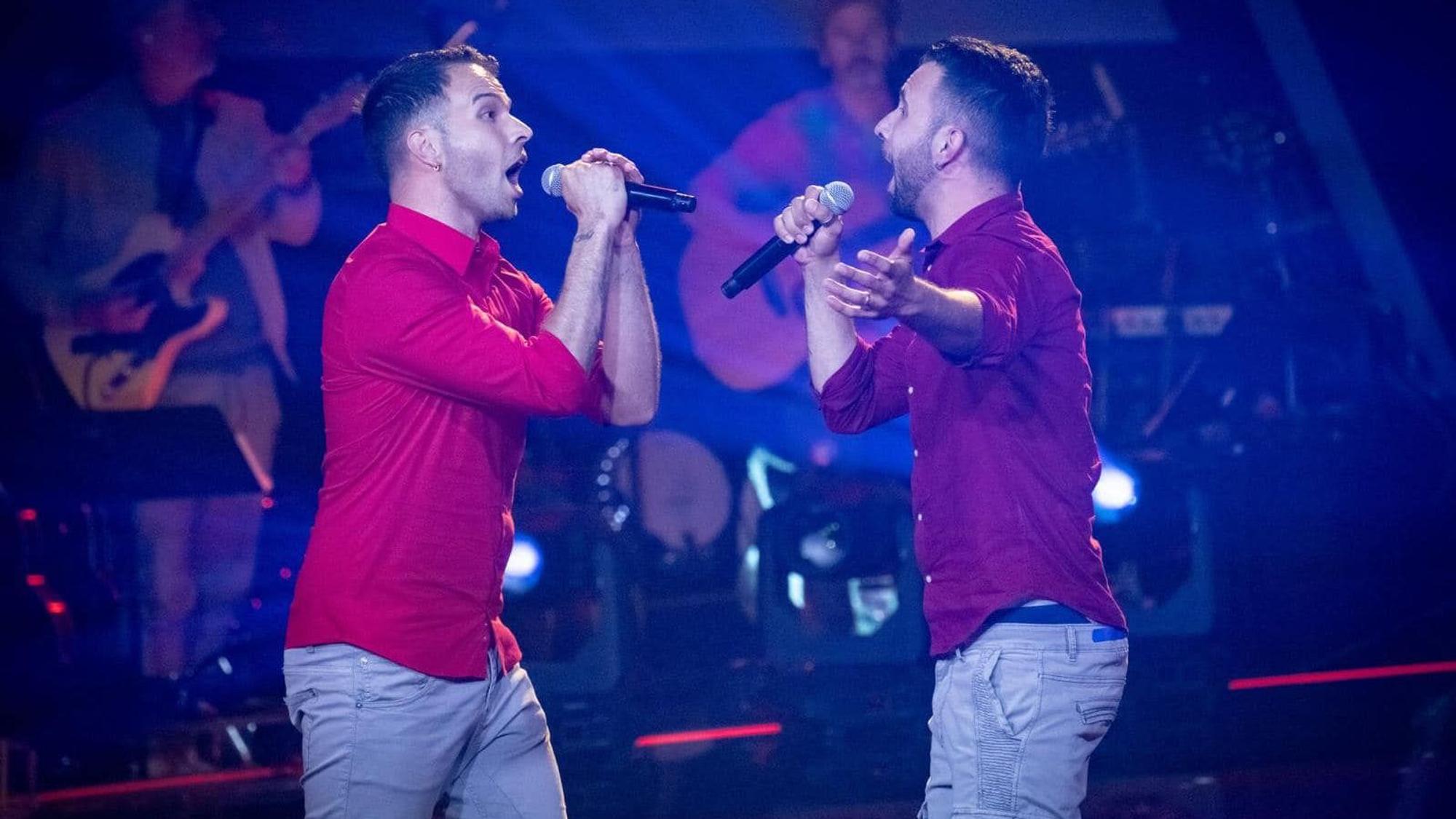 Auf dem Foto sind die Brüder Pasquale und Michele Tibello auf einer Bühne zu sehen.