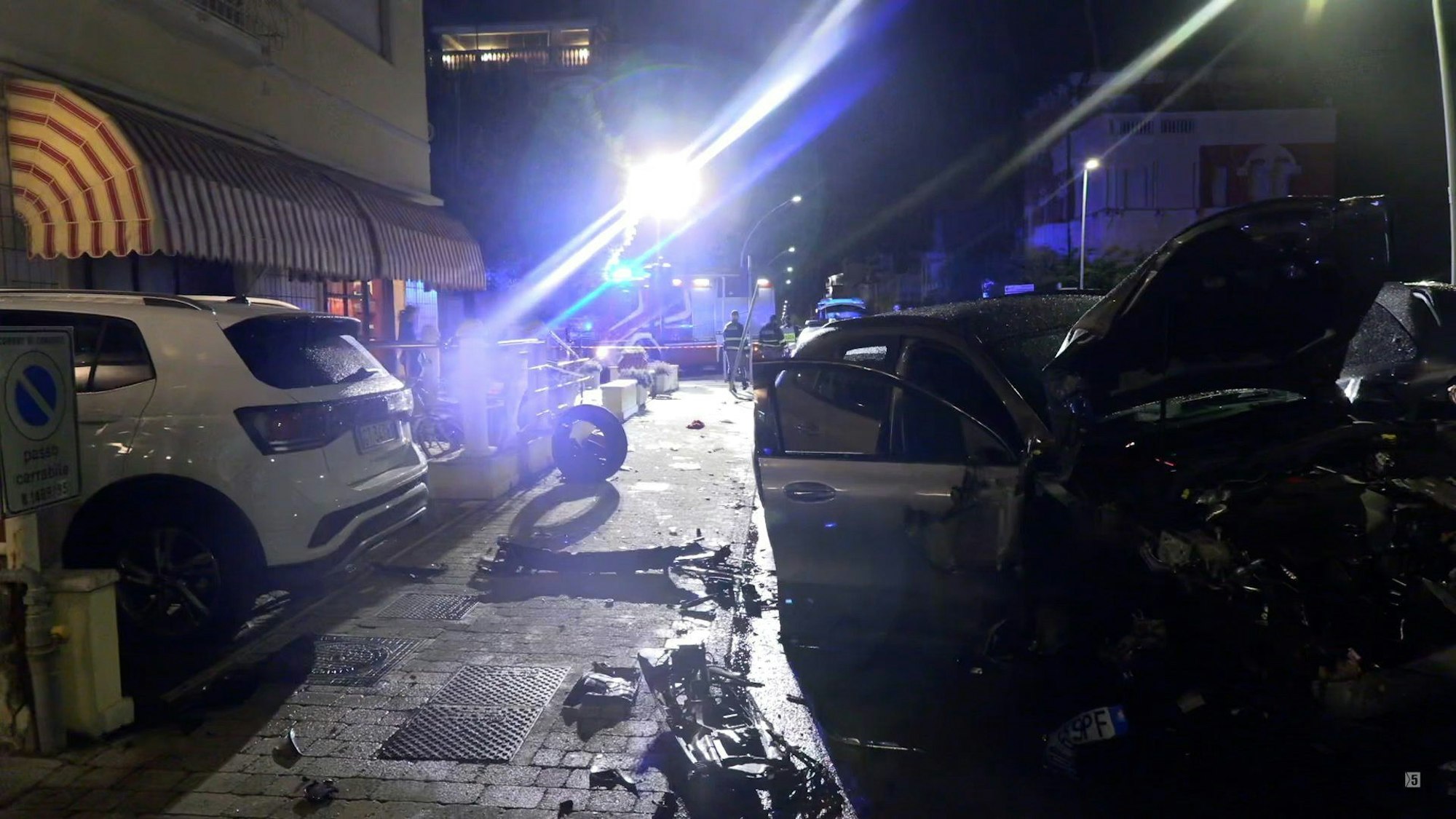 Italien, Lido Di Camaiore: Polizei und Einsatzkräfte arbeiten Unglücksstelle. Bei einem Verkehrsunfall in der Toskana sind zwei junge deutsche Frauen ums Leben gekommen. Nach ersten Angaben der italienischen Polizei hatte eine Autofahrerin, eine 44 Jahre alte Frau, die Kontrolle über ihr Fahrzeug verloren.