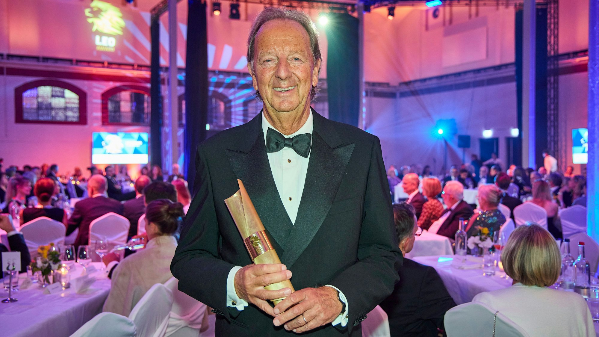 Auf dem Bild ist der Preisträger Hans-Ewald Schneider zu sehen.