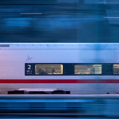 ARCHIV - 28.03.2023, Baden-Württemberg, Stuttgart: Ein ICE fährt aus dem Hauptbahnhof (Aufnahme mit Langzeitbelichtung). (zu dpa: «Bahn: Wieder Normalbetrieb am Stuttgarter Hauptbahnhof») Foto: Marijan Murat/dpa +++ dpa-Bildfunk +++