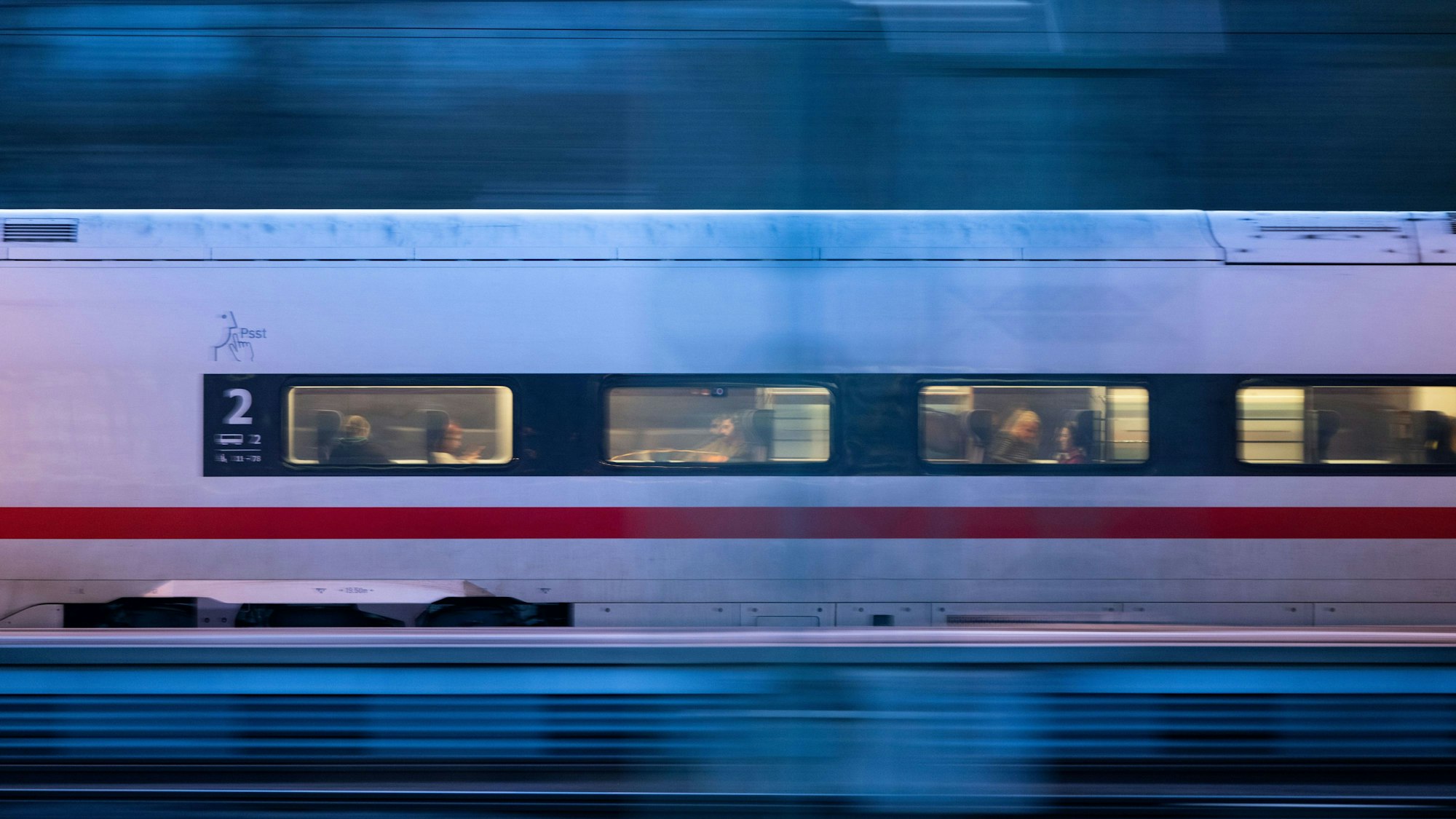 ARCHIV - 28.03.2023, Baden-Württemberg, Stuttgart: Ein ICE fährt aus dem Hauptbahnhof (Aufnahme mit Langzeitbelichtung). (zu dpa: «Bahn: Wieder Normalbetrieb am Stuttgarter Hauptbahnhof») Foto: Marijan Murat/dpa +++ dpa-Bildfunk +++
