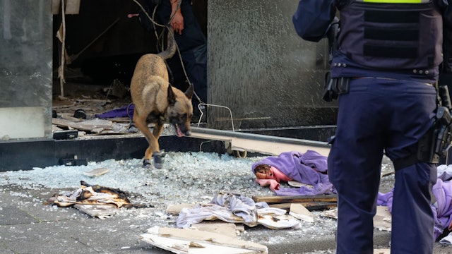 Auch die Sprengstoffexplosion im September 2024 an einem Geschäft in der Ehrenstraße wird dem Beschuldigten zugeordnet. Hier sucht die Polizei mit Hund nach Spuren.