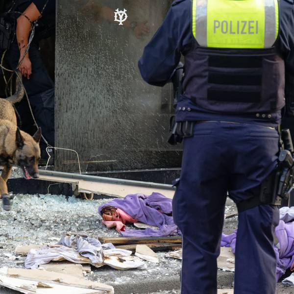 Auch die Sprengstoffexplosion im September 2024 an einem Geschäft in der Ehrenstraße wird dem Beschuldigten zugeordnet. Hier sucht die Polizei mit Hund nach Spuren.