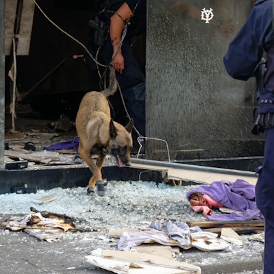 Auch die Sprengstoffexplosion im September 2024 an einem Geschäft in der Ehrenstraße wird dem Beschuldigten zugeordnet. Hier sucht die Polizei mit Hund nach Spuren.