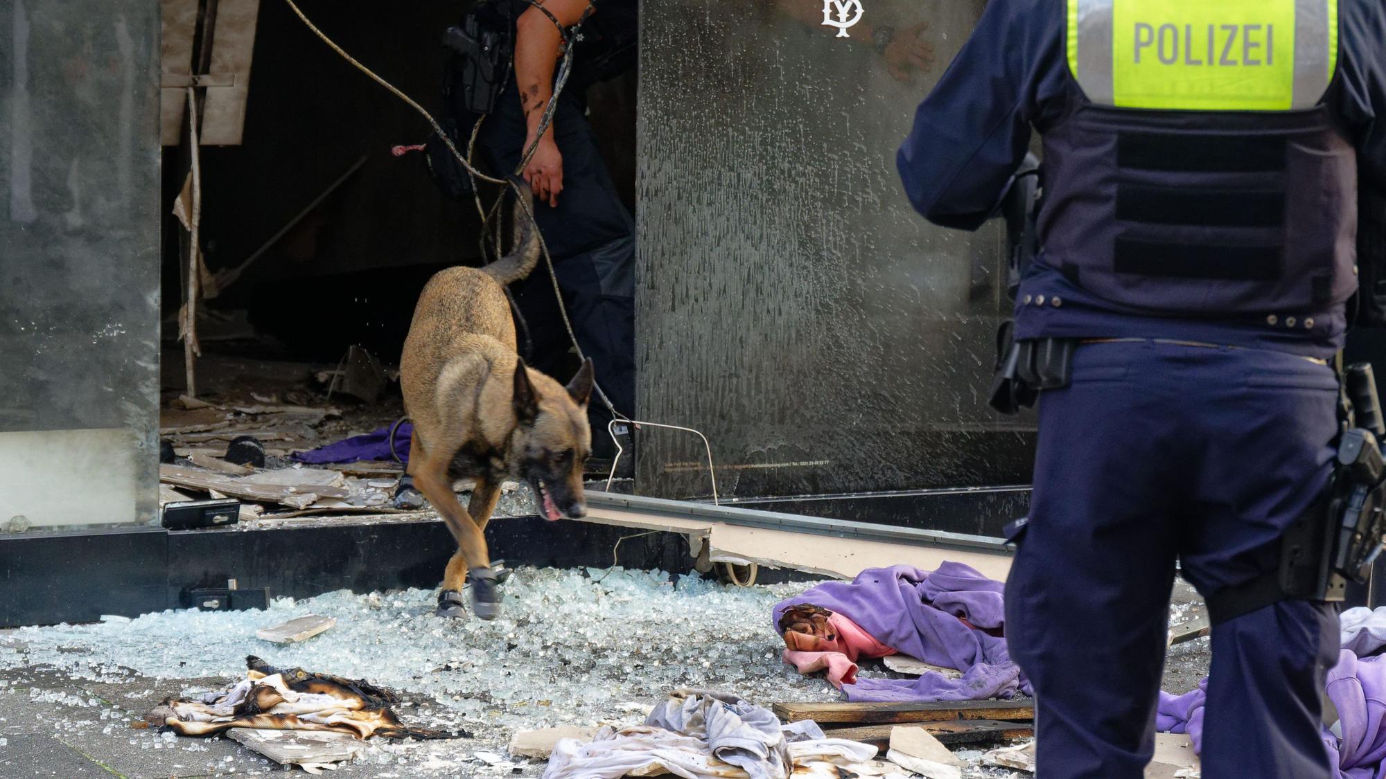 Auch die Sprengstoffexplosion im September 2024 an einem Geschäft in der Ehrenstraße wird dem Beschuldigten zugeordnet. Hier sucht die Polizei mit Hund nach Spuren.