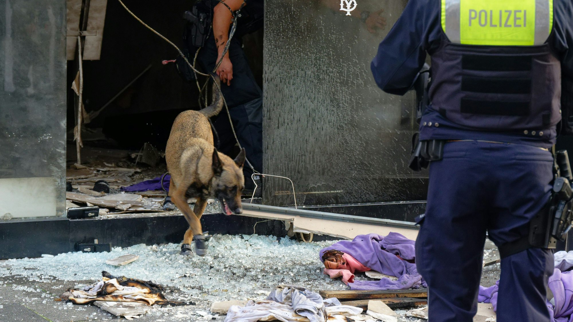 Auch die Sprengstoffexplosion im September 2024 an einem Geschäft in der Ehrenstraße wird dem Beschuldigten zugeordnet. Hier sucht die Polizei mit Hund nach Spuren.