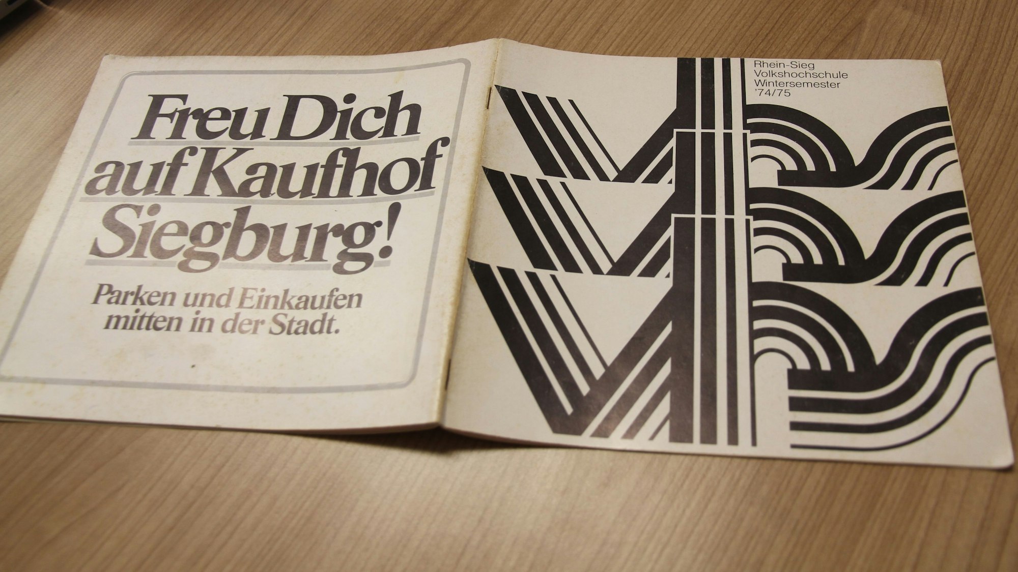 Eine Broschüre auf einem Holztisch