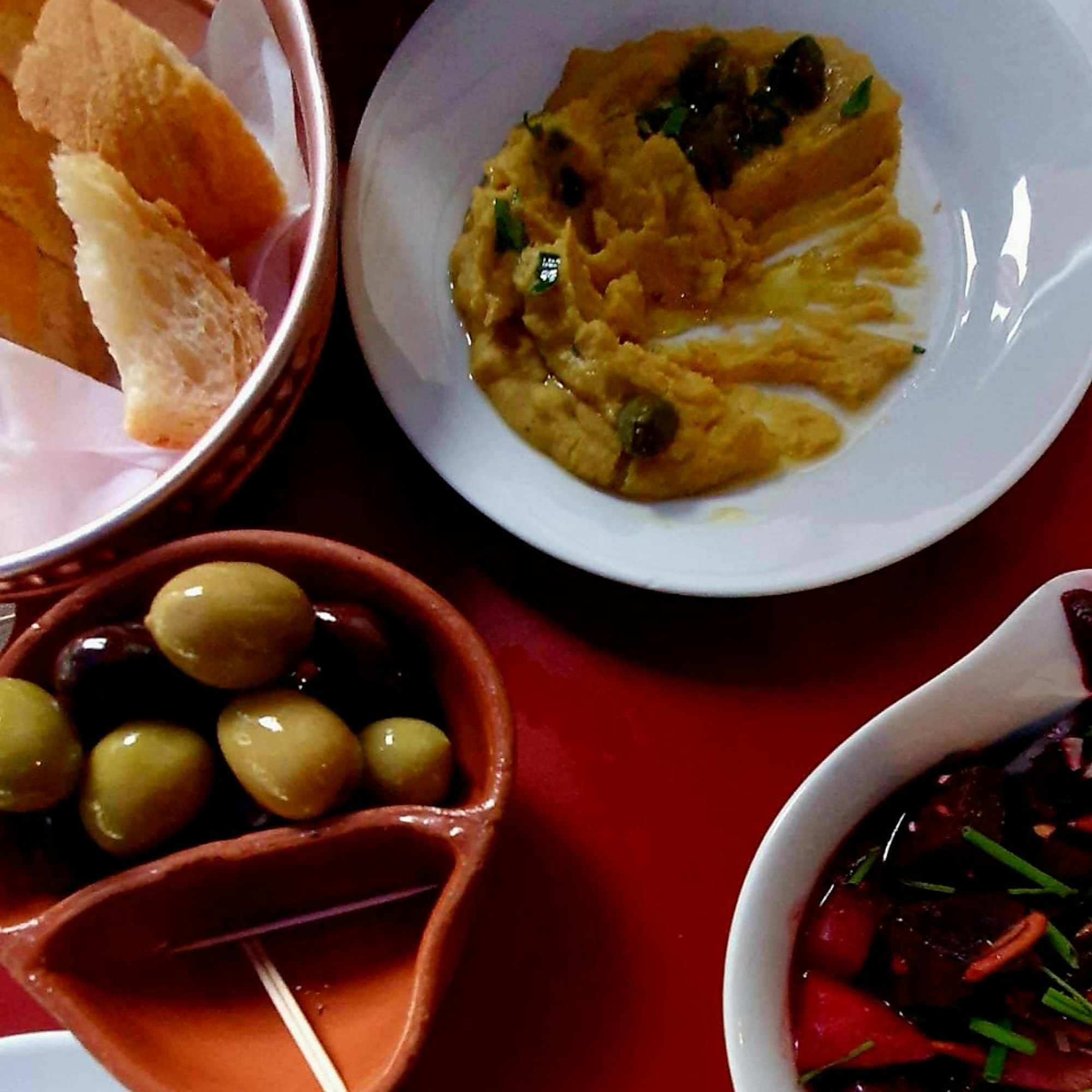 Fava mit Kapern, Rote-Bete-Salat und Oliven – gelungene Vertreter der griechischen Meze-Fraktion.