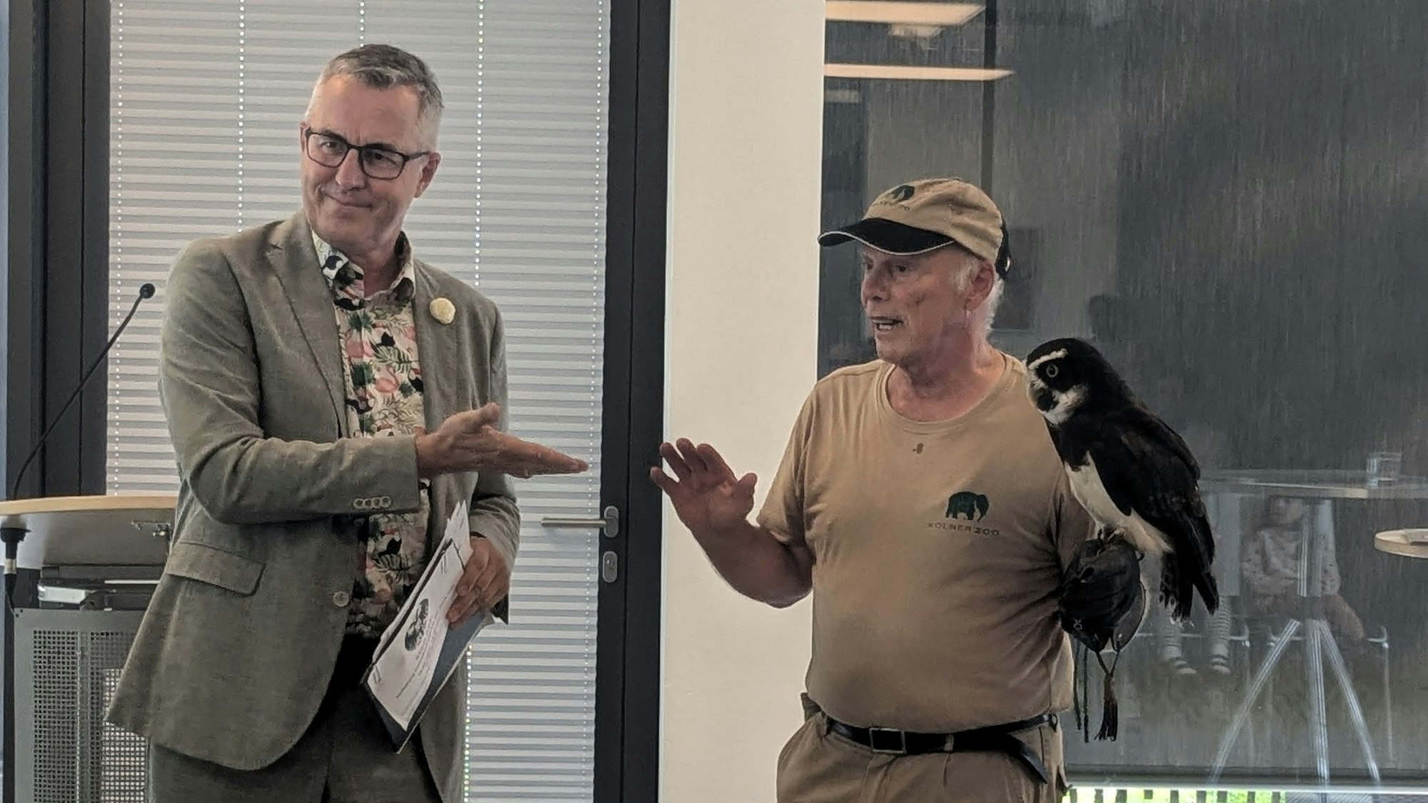Besonders viel Spaß bereitete den anwesenden Kindern wohl die Vorführung eines Vogels aus dem Zoo.