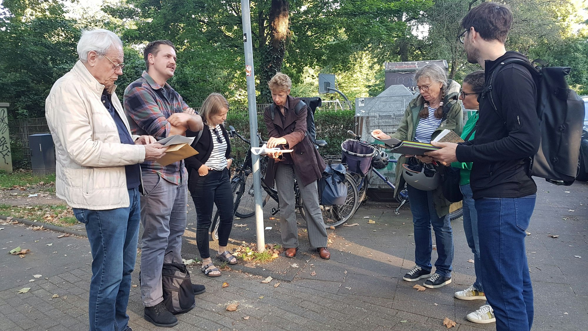 Bei einem Ortstermin hat die Stadtteilkonferenz dem Bezirksbürgermeister Norbert Fuchs Gefahrstellen vorgeführt und Unterschriften überreicht.