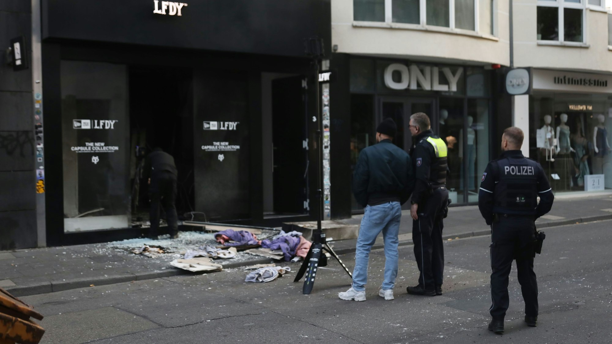 18.09.2024, Köln: Erneut eine Explosion am Mittwochmorgen in der Ehrenstraße. Das Bekleidungsgeschäft LFDY ist ausgebrand . Die Polizei ermittelt. Foto: Arton Krasniqi