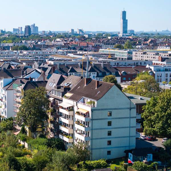 28.08.2024, Köln: Viele Wohnhäuser müssen saniert werden. Xantener Straße in Nippes. Wohnungen, Wohnungsmarkt, Mieten, Mietpreise, Immobilien in Köln, Kleingärten. Foto: Uwe Weiser